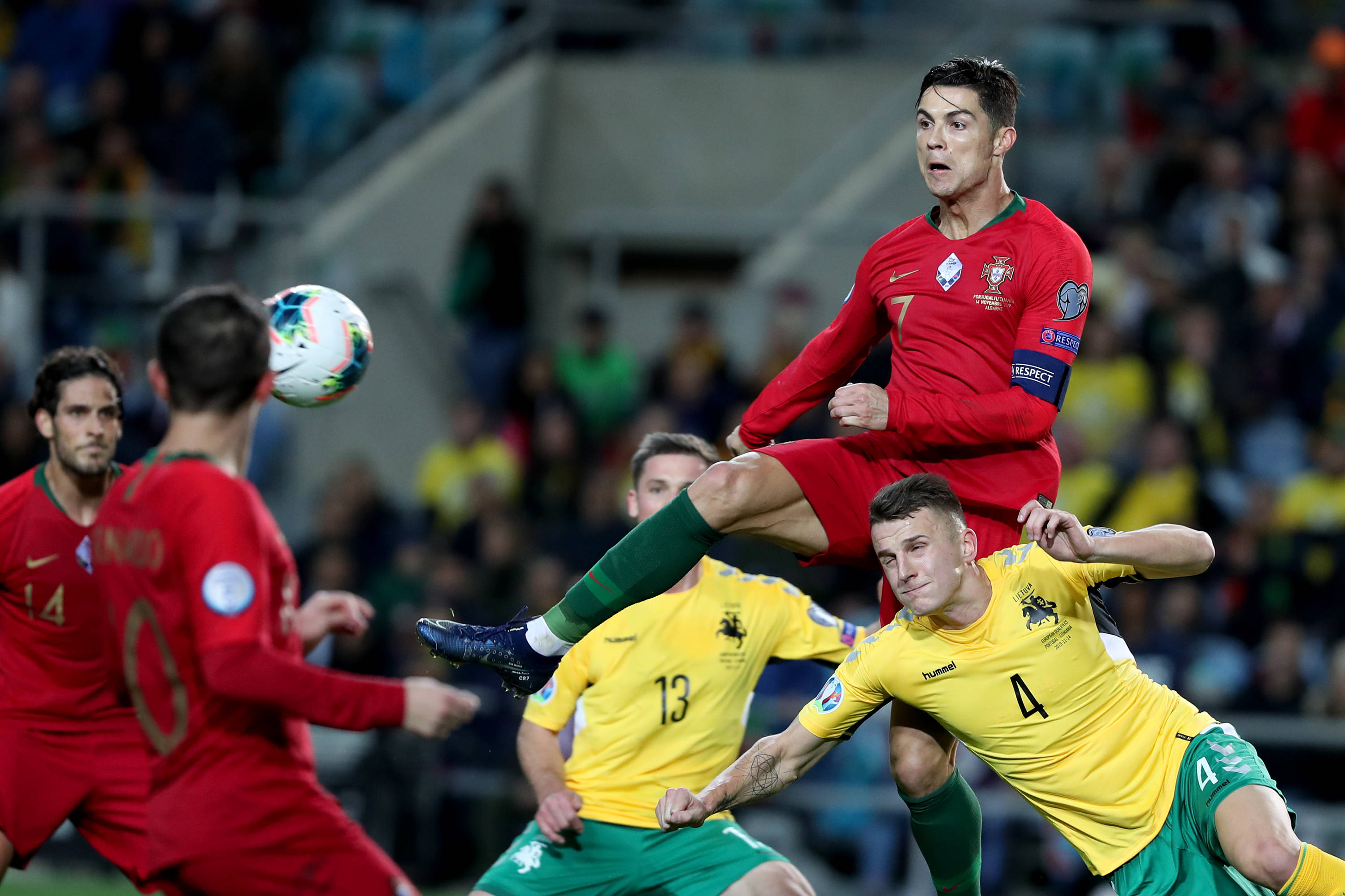 关于斯洛伐克队异军突起，欧预赛前景乐观的信息