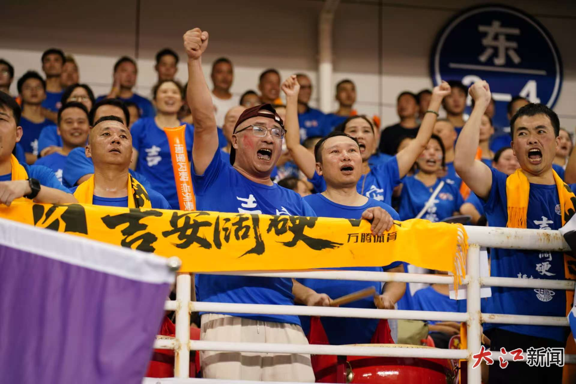 球迷疯狂呐喊，现场气氛热情高涨的简单介绍