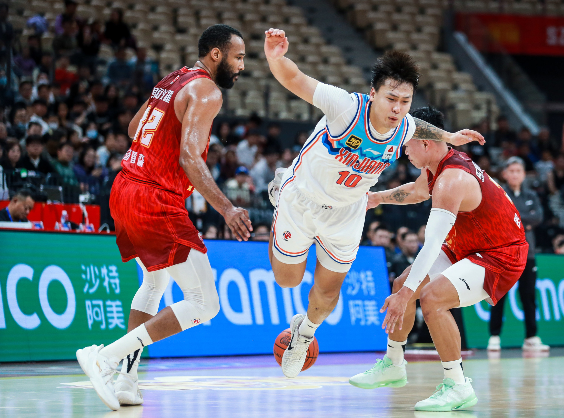 包含新疆队击溃强敌，再迎挑战斗志昂扬的词条