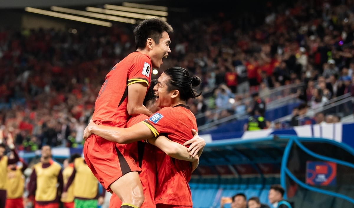 关于激烈比拼：国内足球联赛双方展开大战的信息